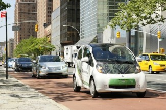 Participants of sustainable electricity event arrive at UNHQ by electric cars.